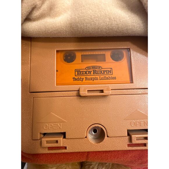 Vintage Teddy 1985 Teddy Ruxpin TOY he plays songs great condition WOW - Picture 5 of 6